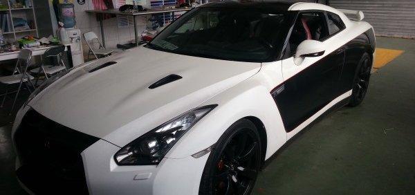 Nissan GTR Fehér karbon fekete fóliázás White carbon car wrap