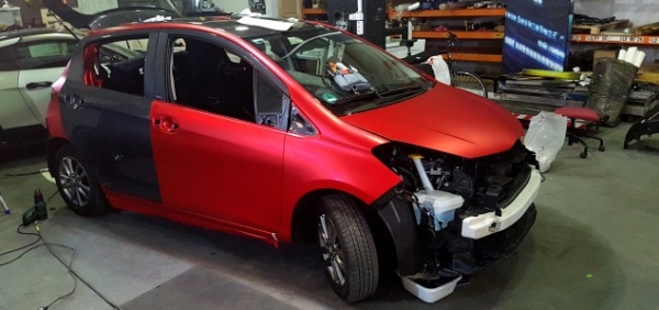 Toyota Yaris Mactac flexchrome inferno red Car wrap wrapping autófóliázás piros matt króm fóliával folierung bege.hu 